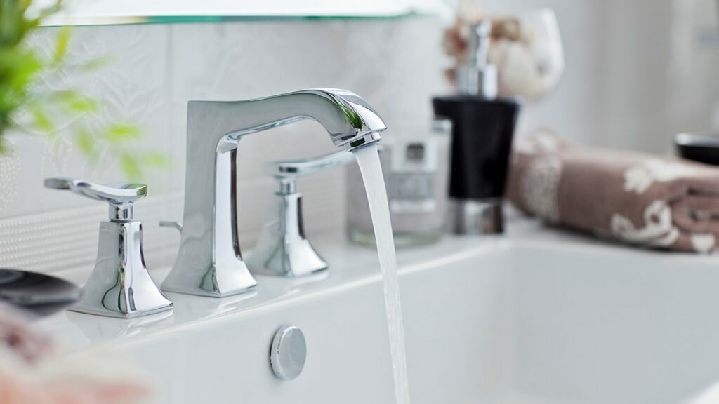Faucet, bathroom, pouring water, flow, flowing, towel, domestic bathroom, sink, cleaning,clear,drain,falling water,wet,silver,detail, elegant, modern, fresh, home,open, pouring,splash, splashing, run,running, shiny,wash, stainless steel, stylish, tap, white, bowl, environment, plumber, plumbing, reflection, stopcock, nobody, white, horizontal, photography,